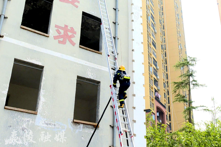 消防员们穿好抢险救援服,准备挑战第一个技能训练—双人六米拉梯操