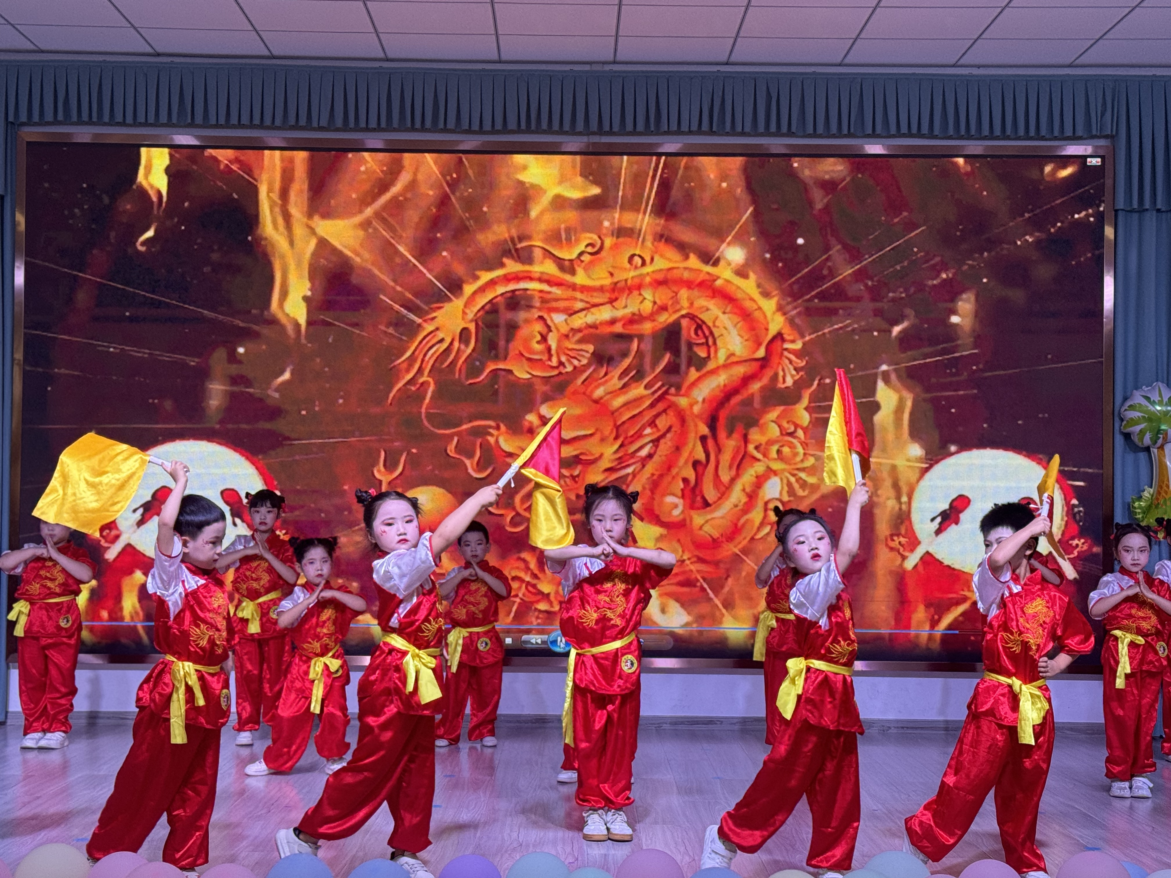 舞蹈节目充满活力,孩子们灵动的舞姿展现出童年的朝气;歌唱节目悦耳