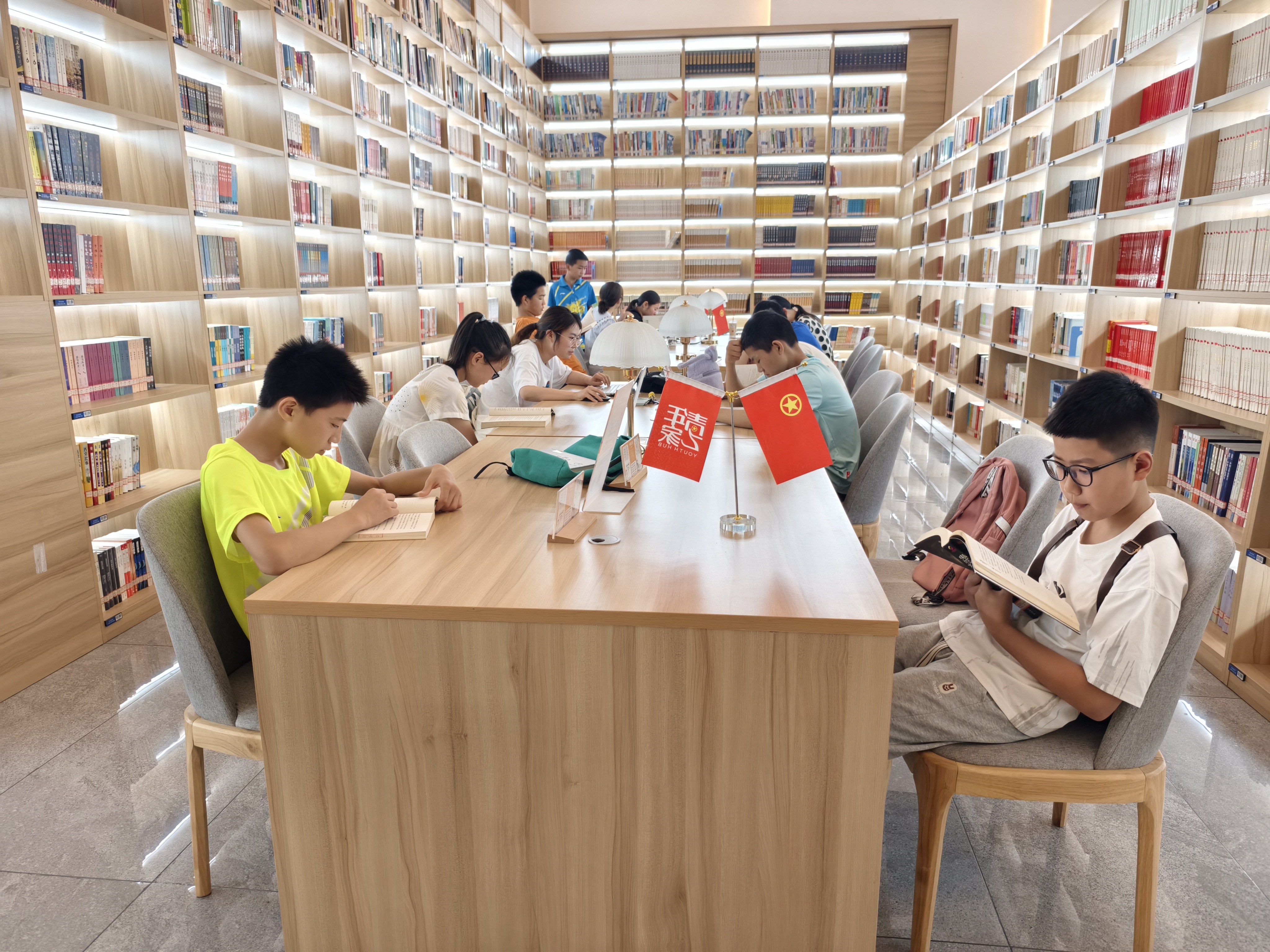 市图书馆迎来暑期阅读热潮