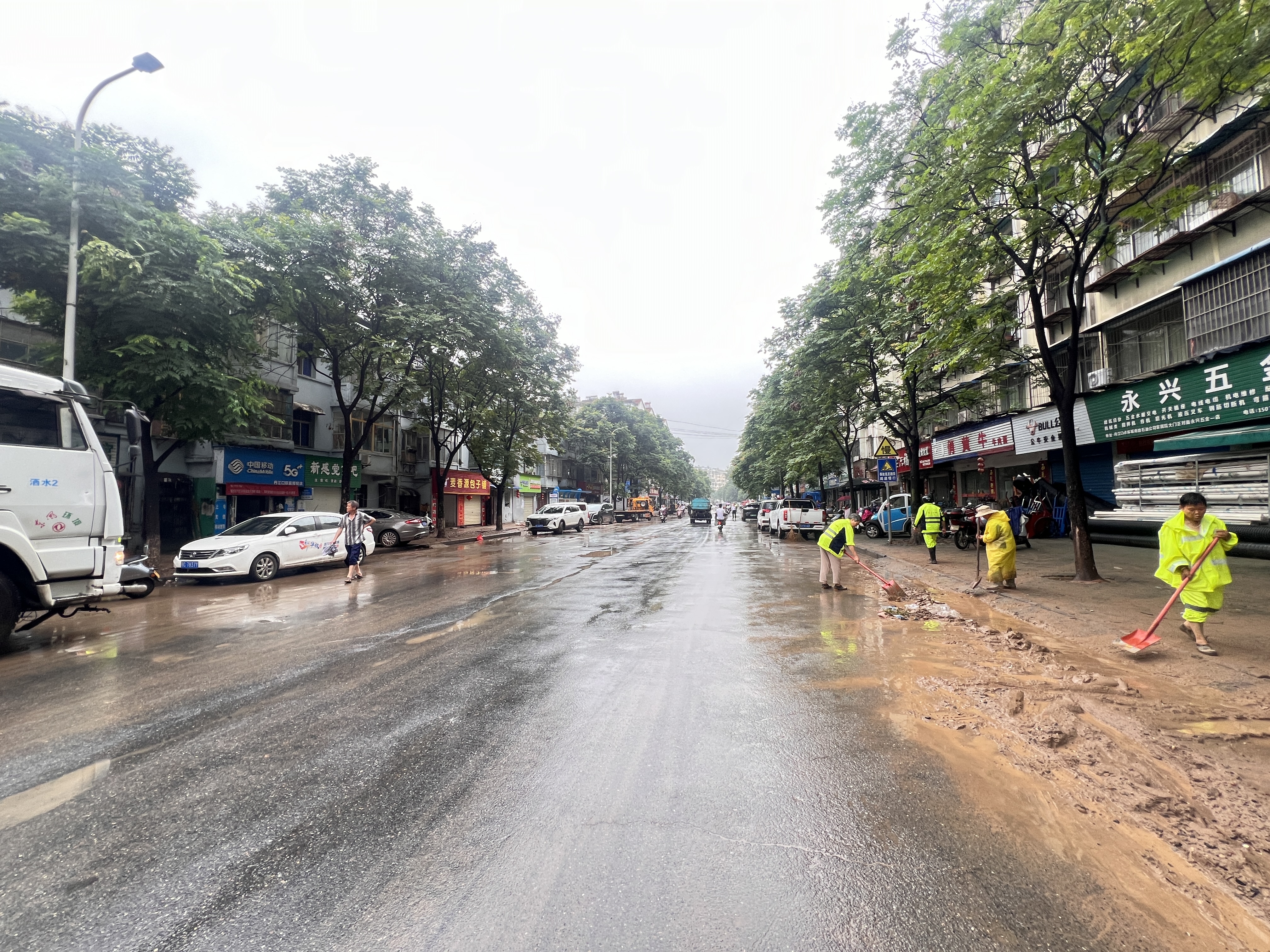 雨后道路清淤忙 环卫全力保畅通