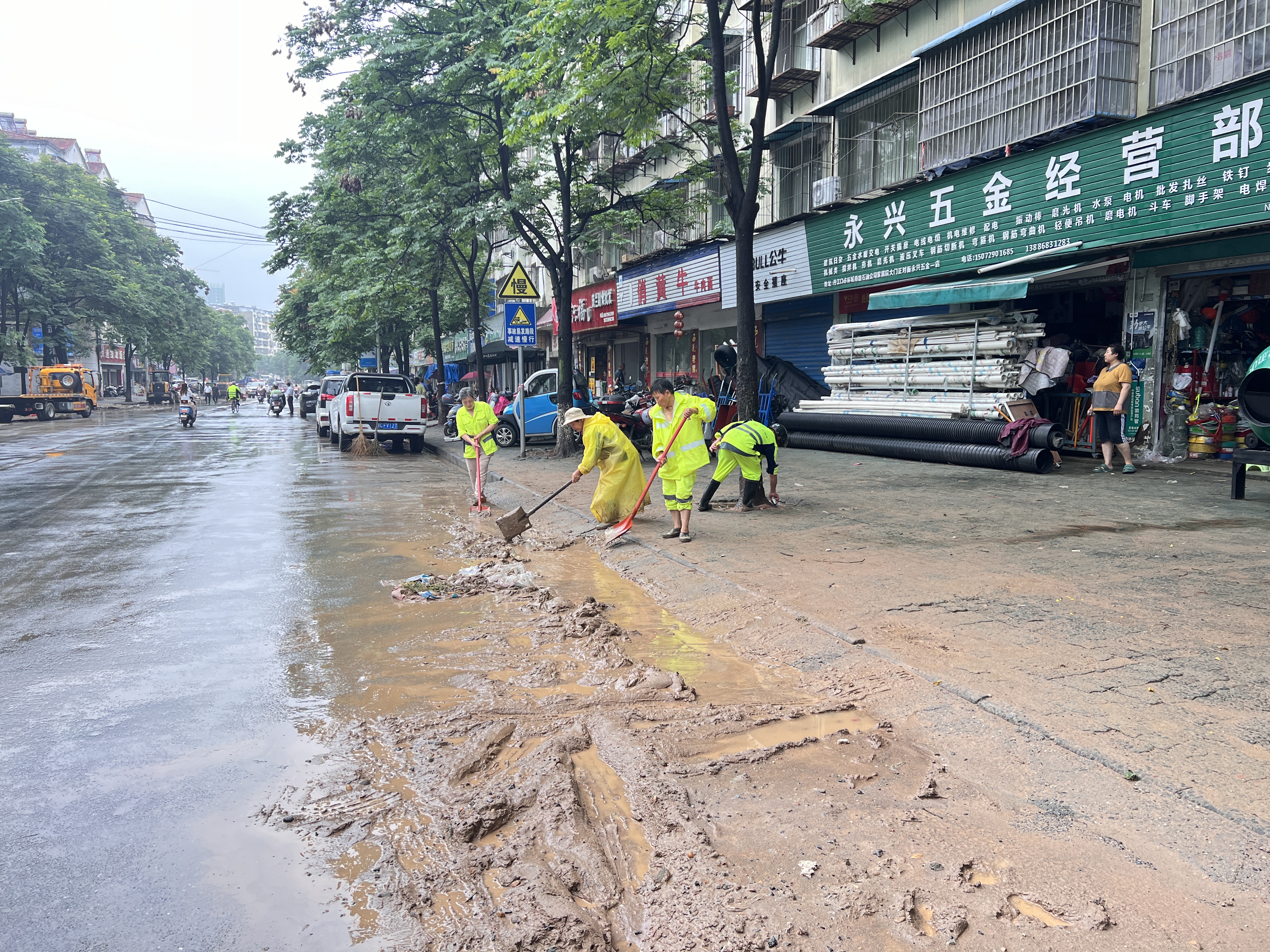 雨后道路清淤忙 环卫全力保畅通