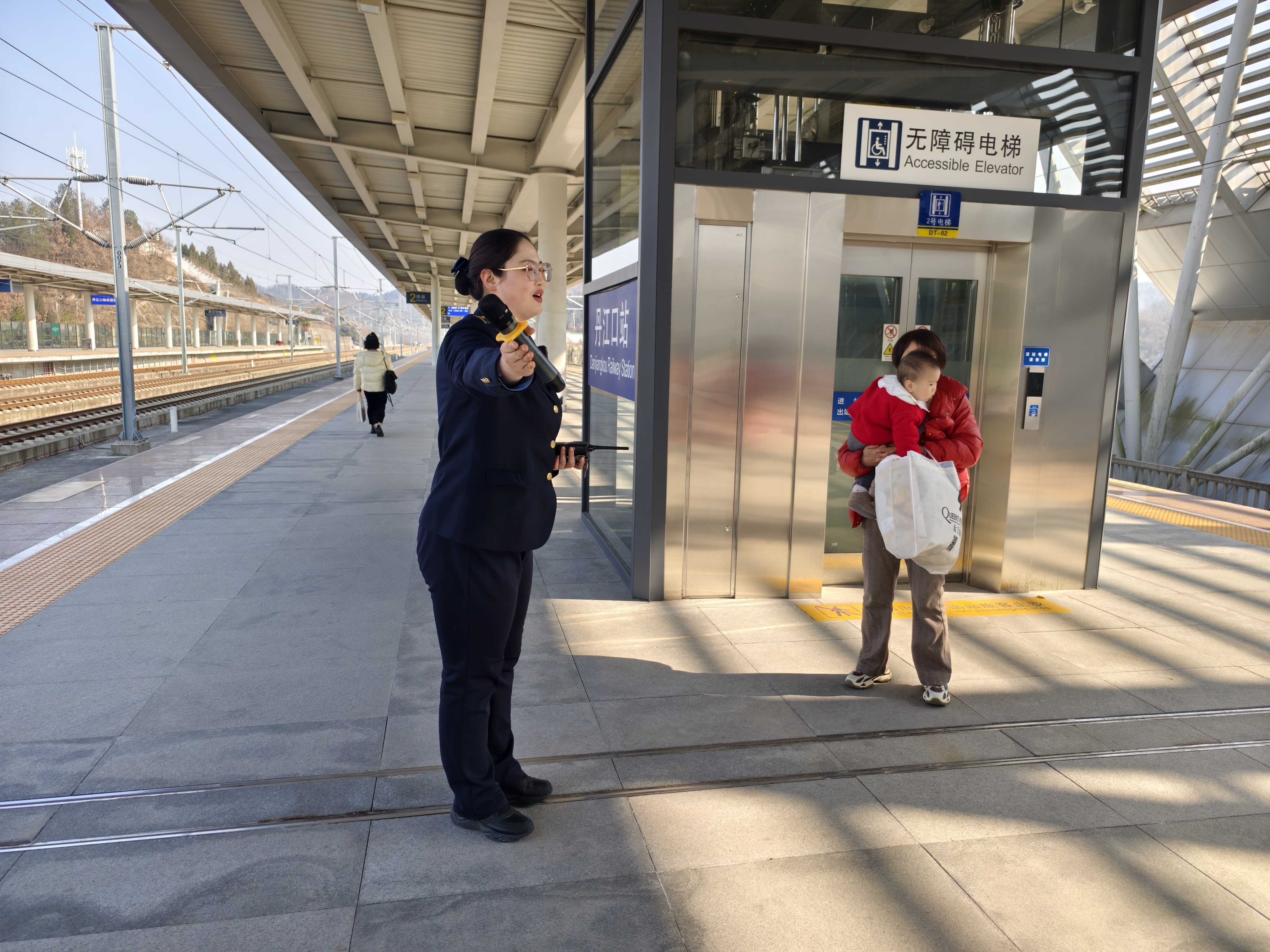 "1月21日15点09分,丹江口站高铁客运值班员王媛准时来到了站台上