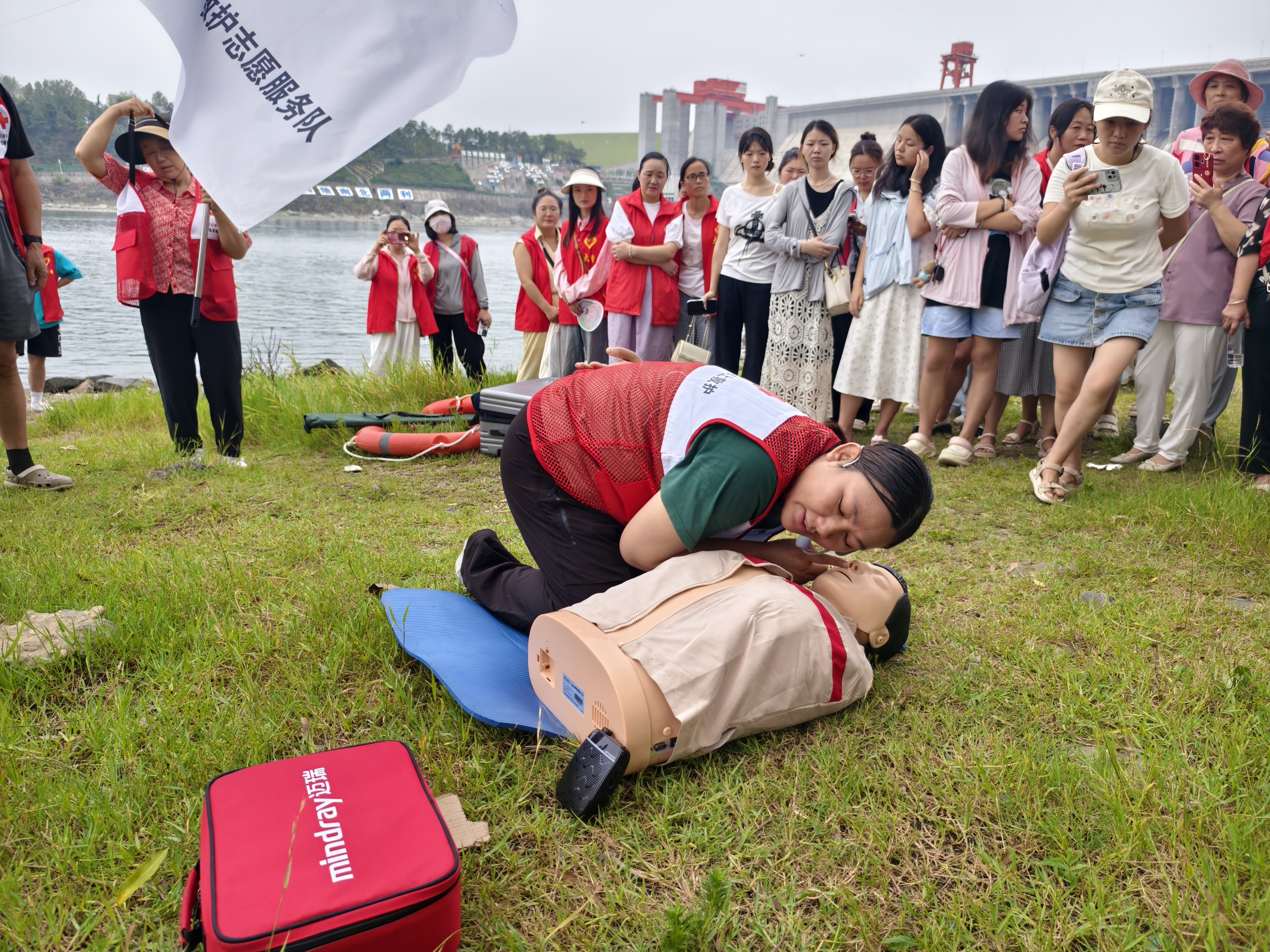 我市多部门联合开展"预防溺水 救在身边"应急救护演练