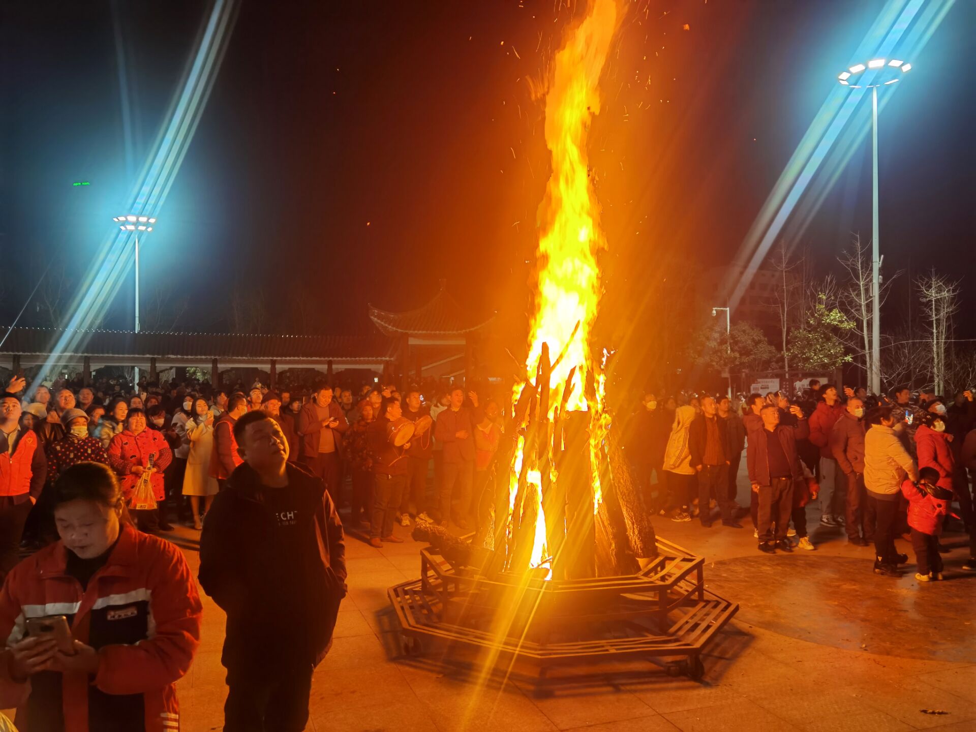 官山镇举办共同缔造官山梦携手共建幸福家烟花篝火晚会