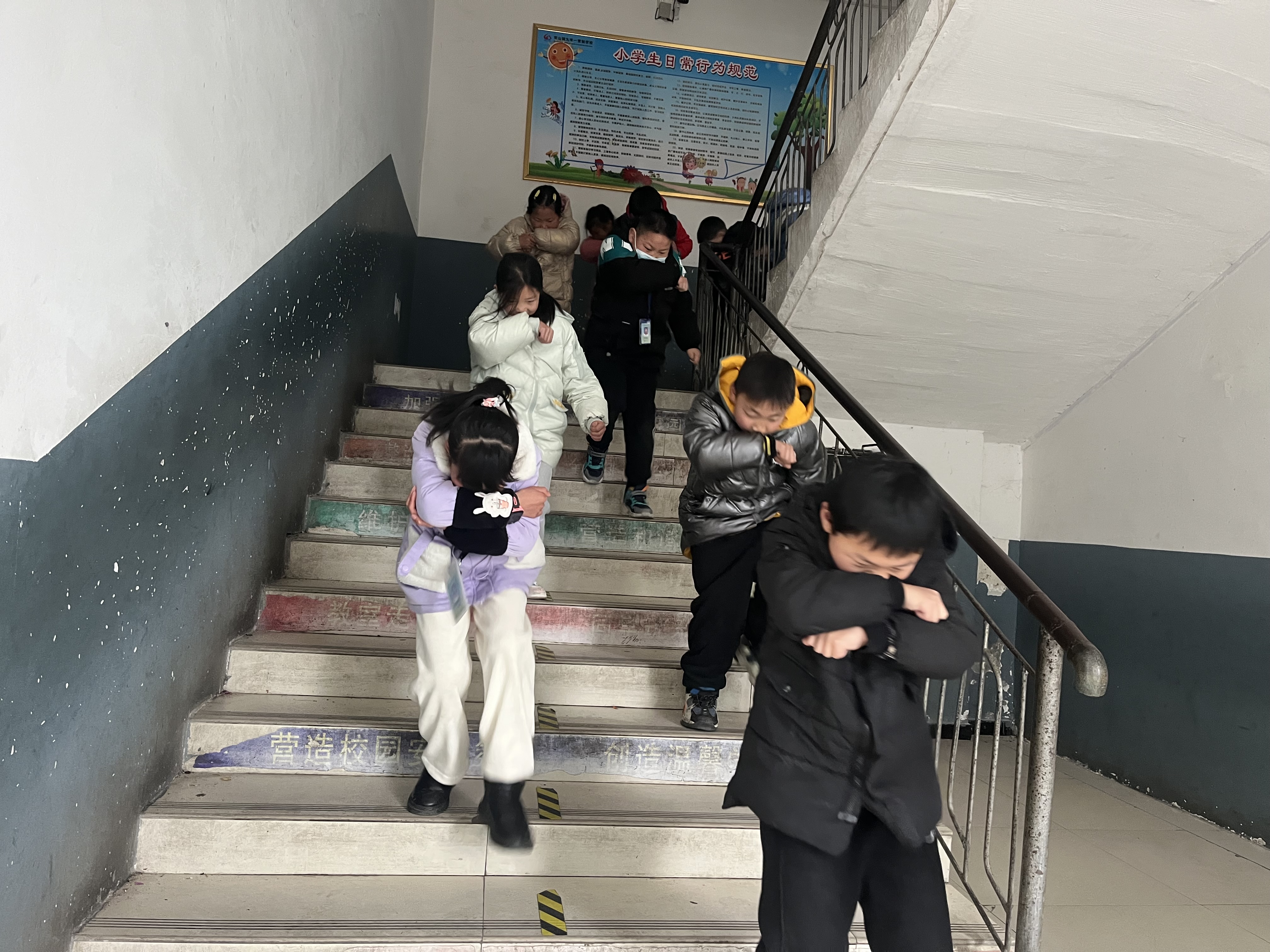 官山镇九年制学校举行消防安全疏散演练活动