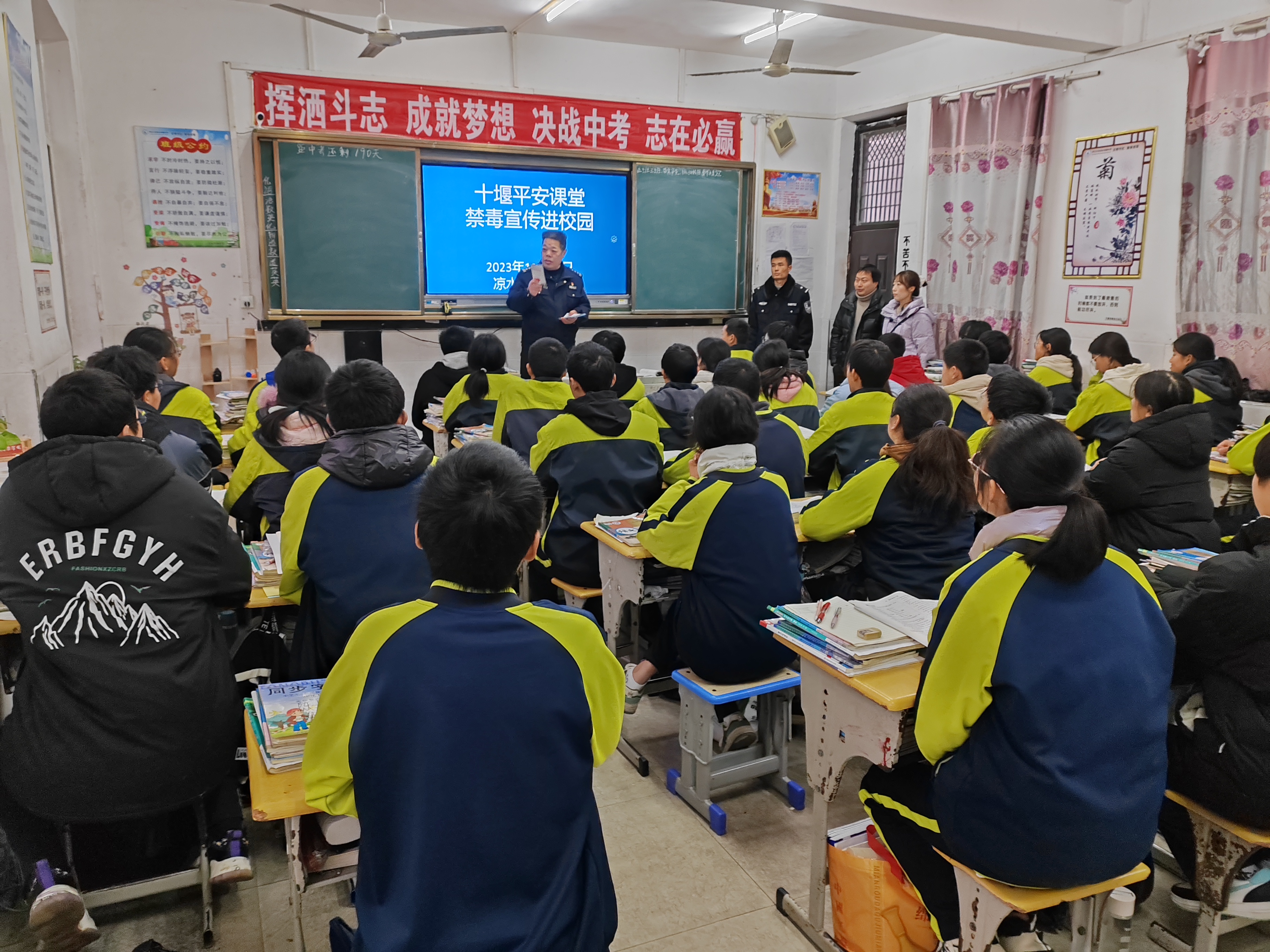 凉水河镇禁毒宣传入课堂防毒意识再增强