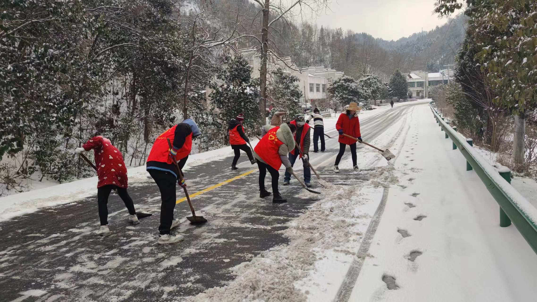 土关垭镇杜家湾村以雪为令扫雪除冰在行动