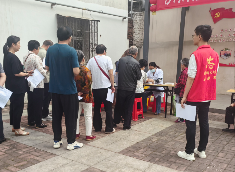 均州路街办迎宾桥社区:筛查心脑护健康 社区义诊展温情
