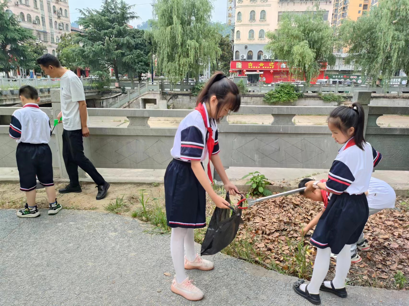 六里坪镇小学 世界环境日红领巾护河行动