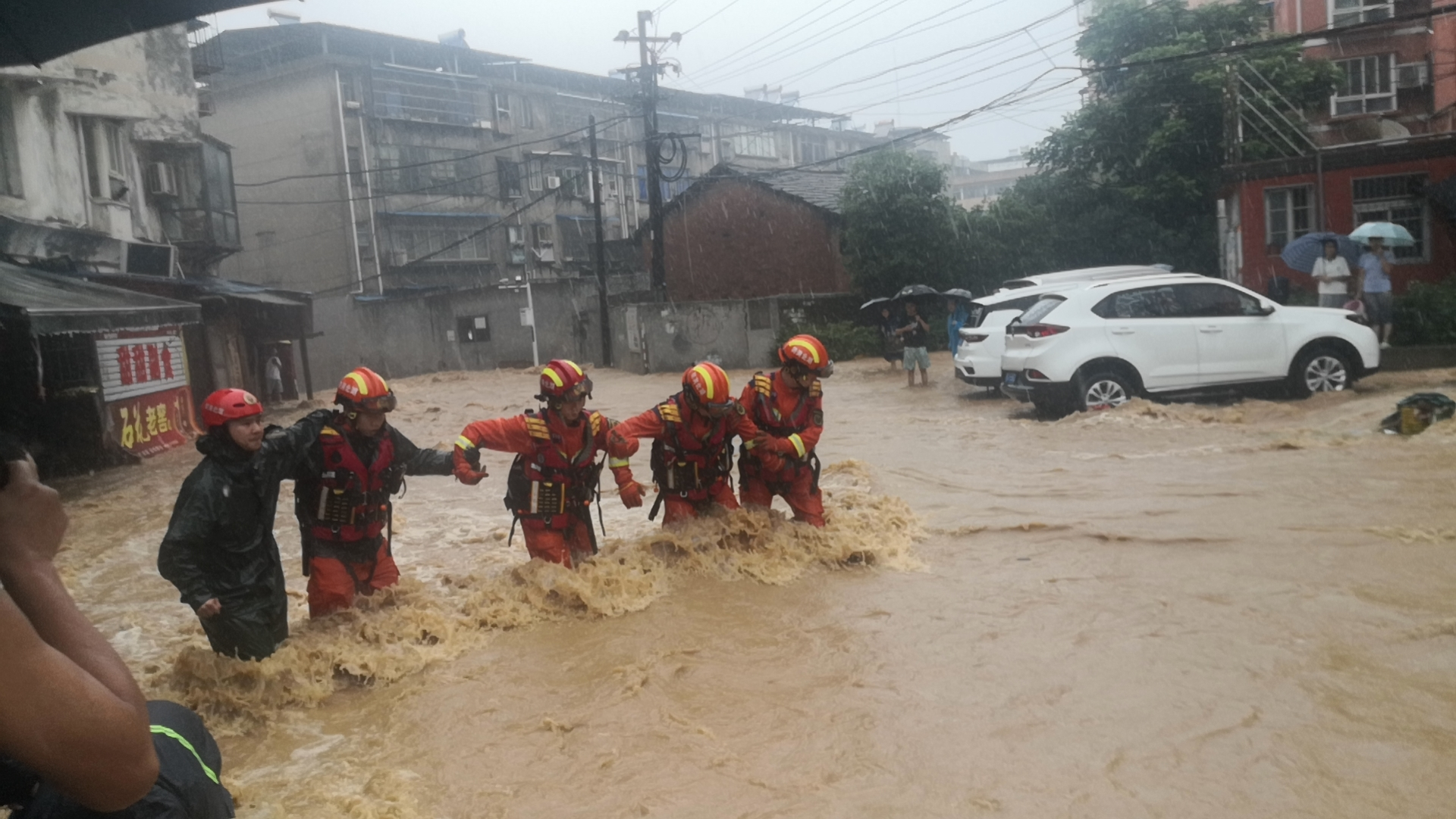 市应急局:冲锋在前的防汛逆行者