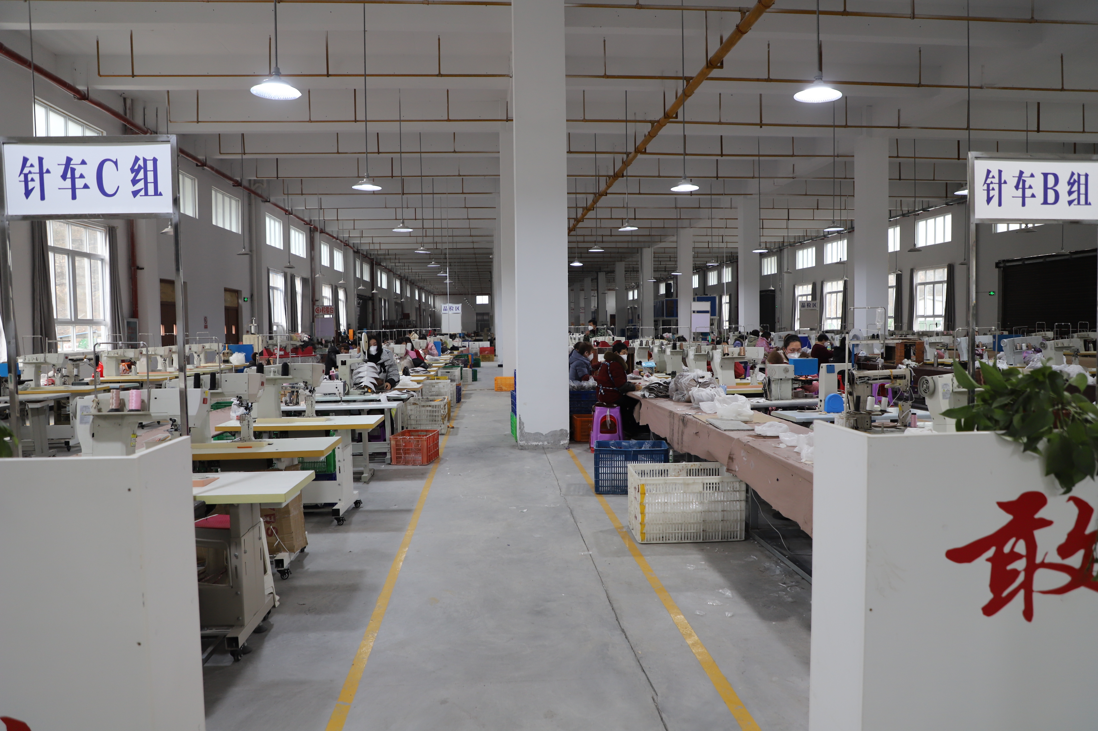 园区的湖北福恩鞋业有限公司,生产车间里"哒哒哒"的缝纫机声响个不停
