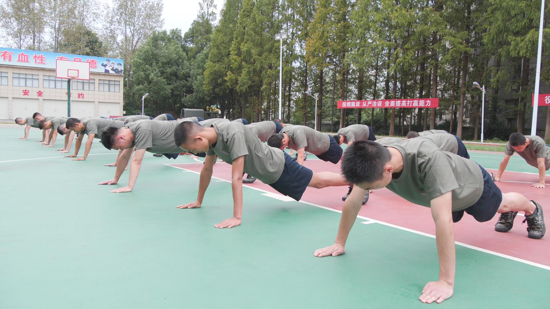 忠于党和人民的合格军人,在役前训练吴立恒就加倍努力,站军姿,踏步走