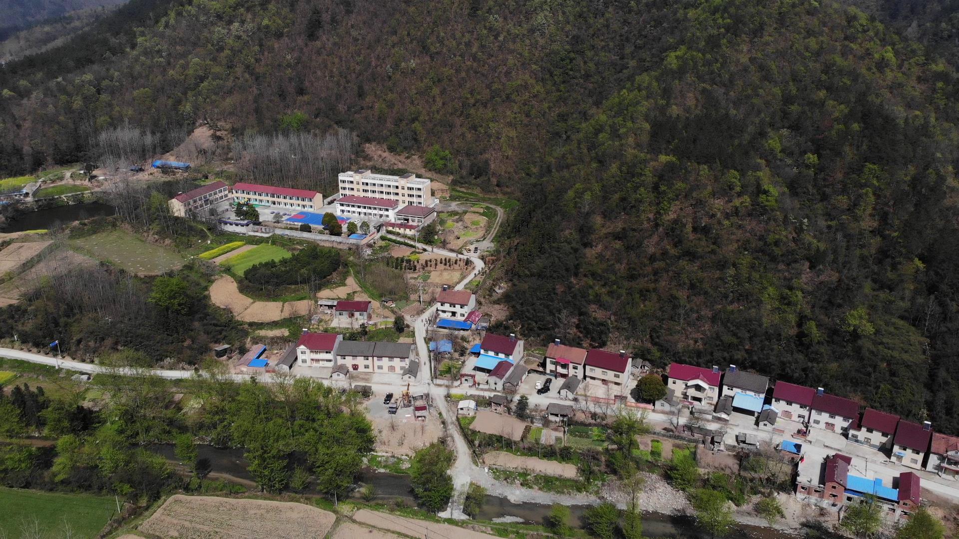 3月25日国网南漳县供电公司为李庙镇赵店完全小学新增一台变压器确保