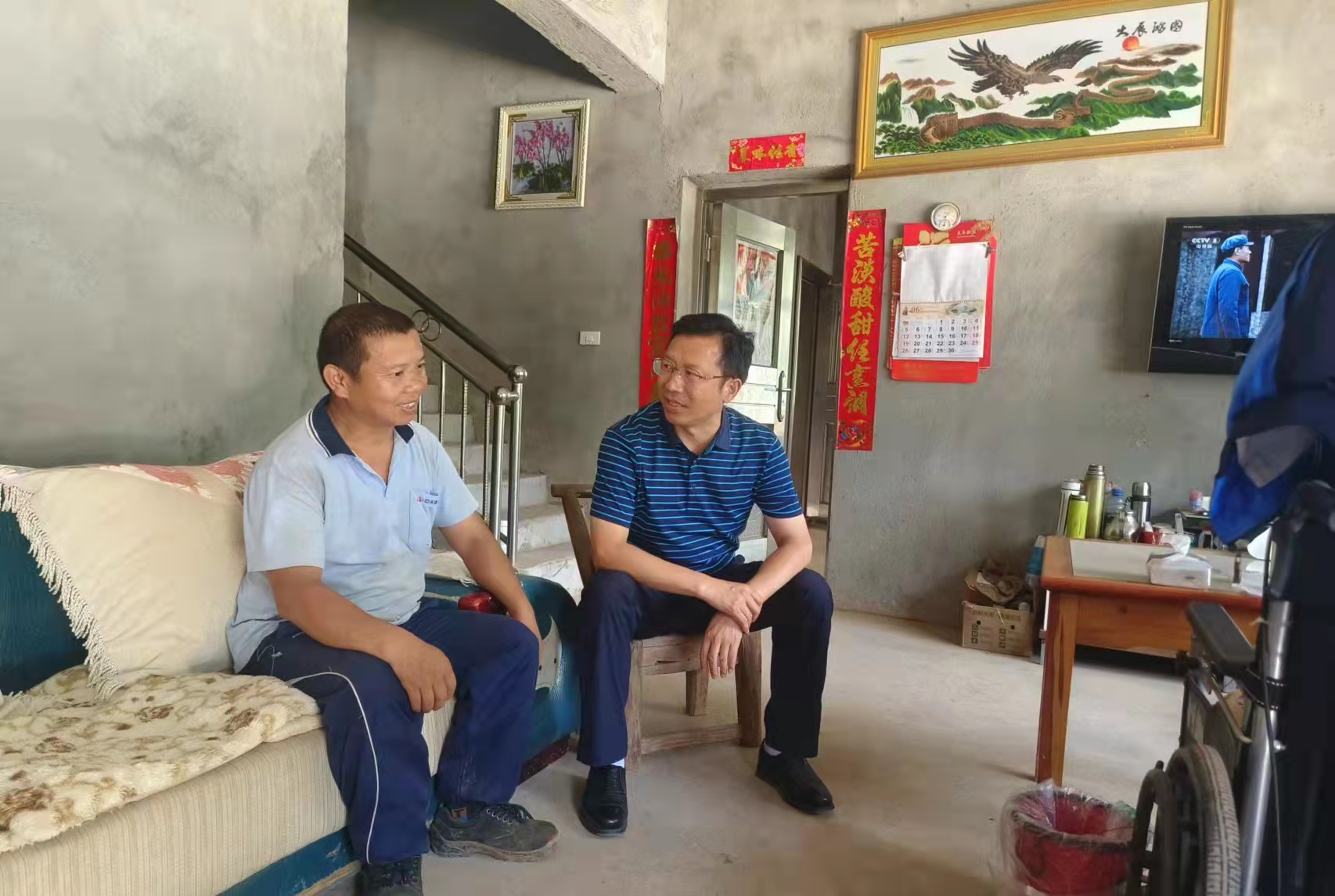 活动中,郑昌俊一行先到杜家沟村党群服务中心了解党员服务中心改建