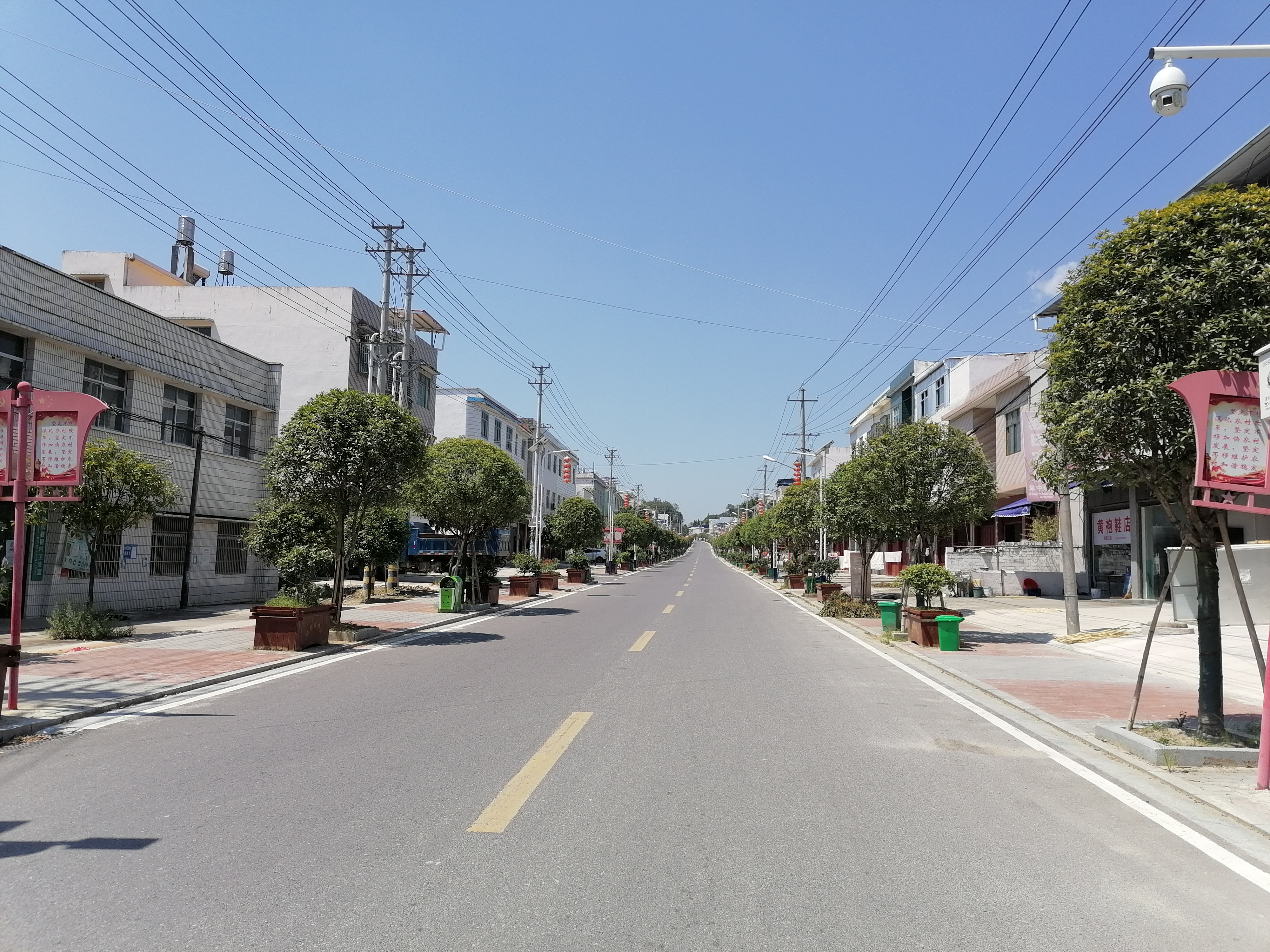 借红色小镇建设的东风,荻田村对新老集镇街道进行道路刷黑和立面改造