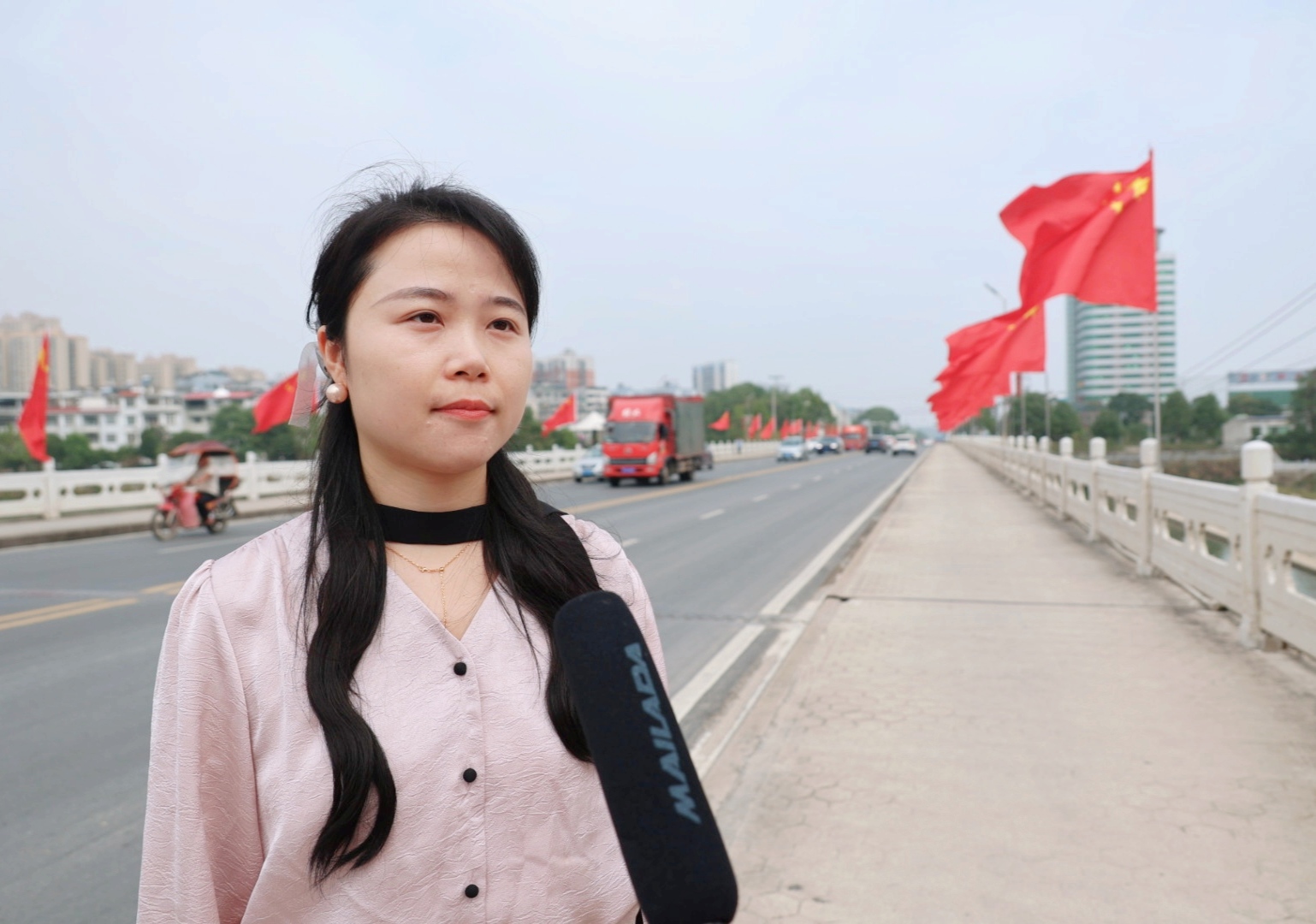 咸宁通城:红旗飘飘迎国庆 满眼都是"中国红"_长江云 - 湖北网络广播
