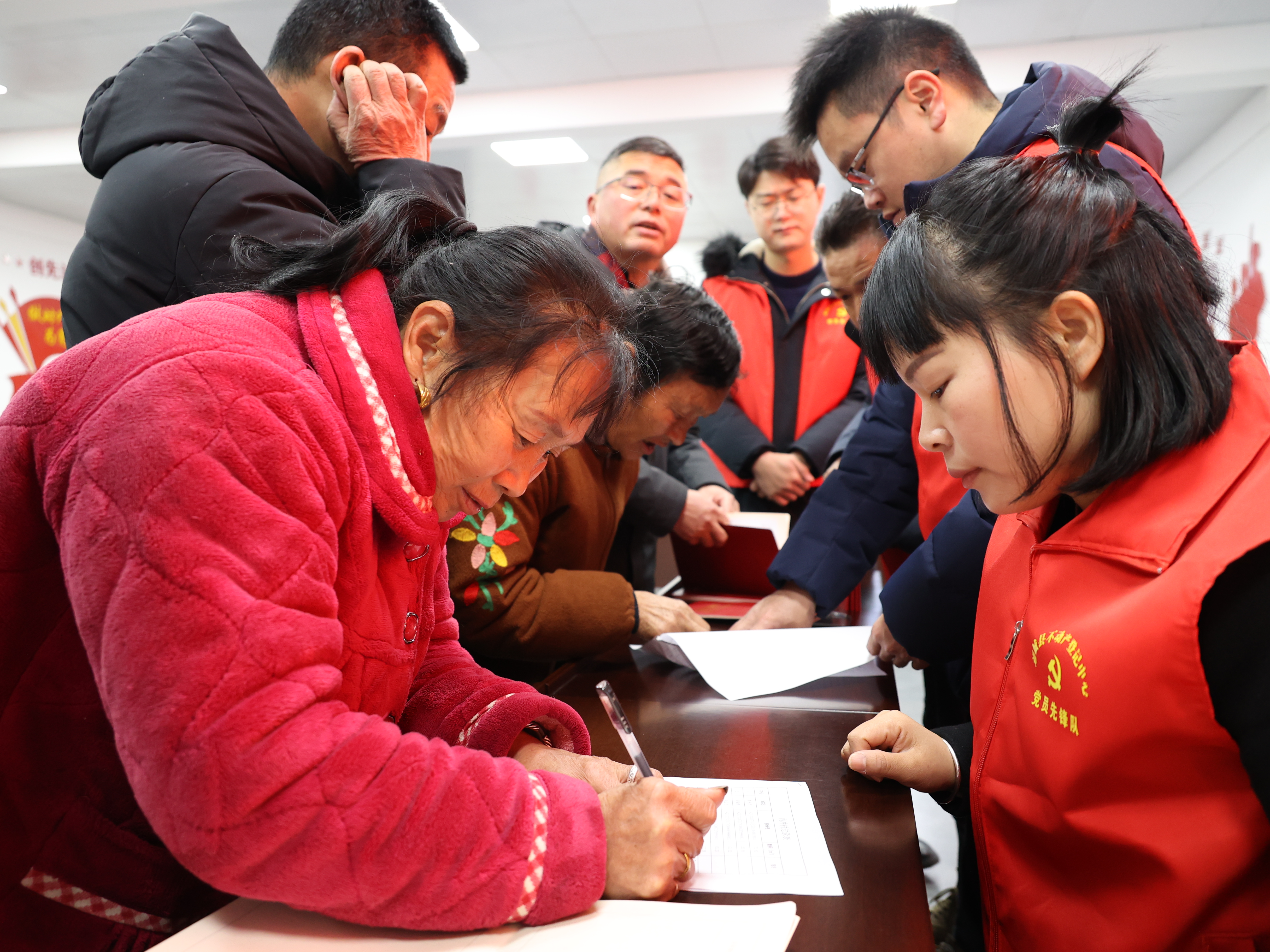 新春走基层|通城县不动产登记中心:送证到家"鄂惠登" 服务群众"零距离