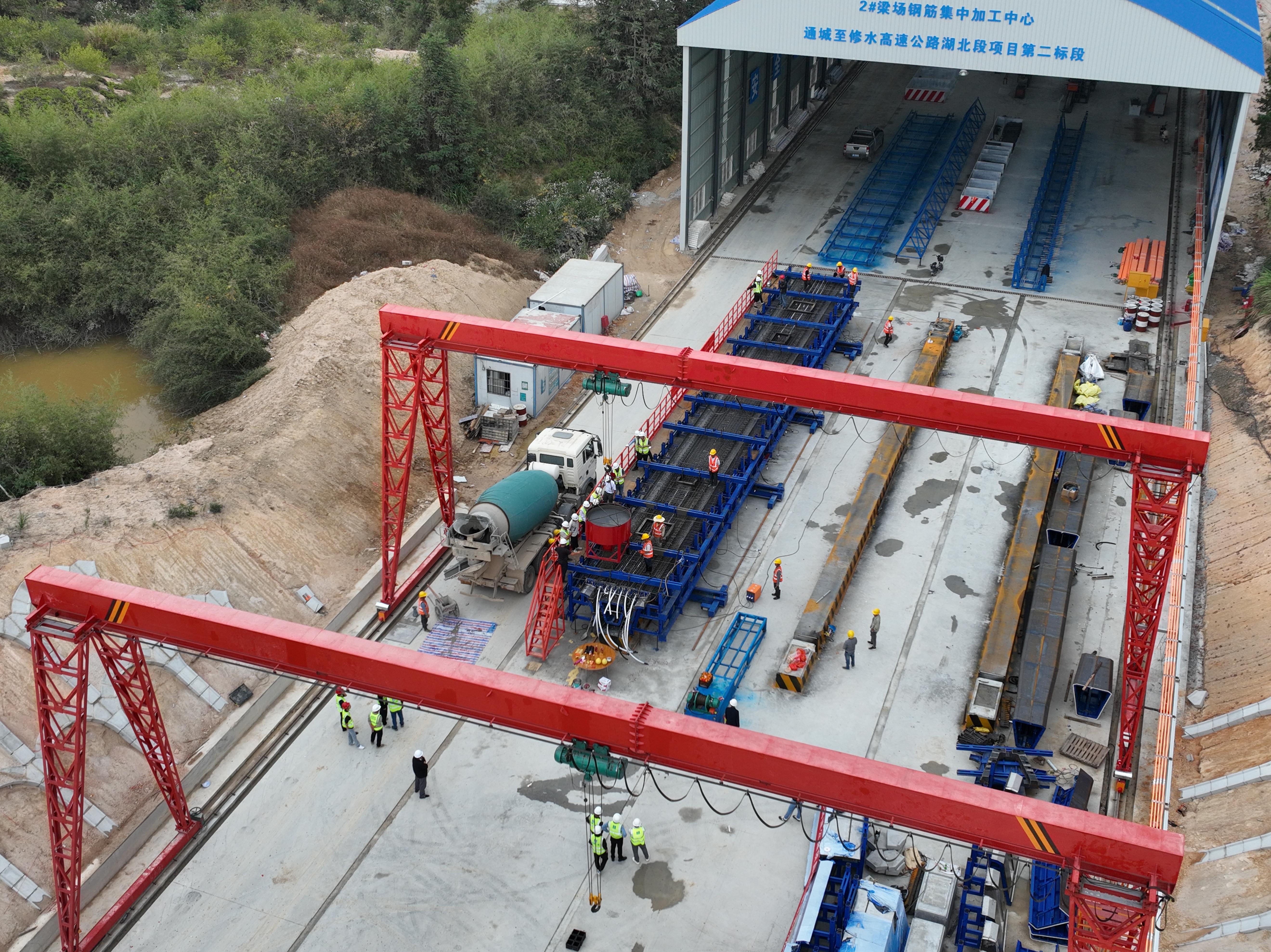 中建二局通修高速公路第二标段项目首榀预制箱梁成功浇筑