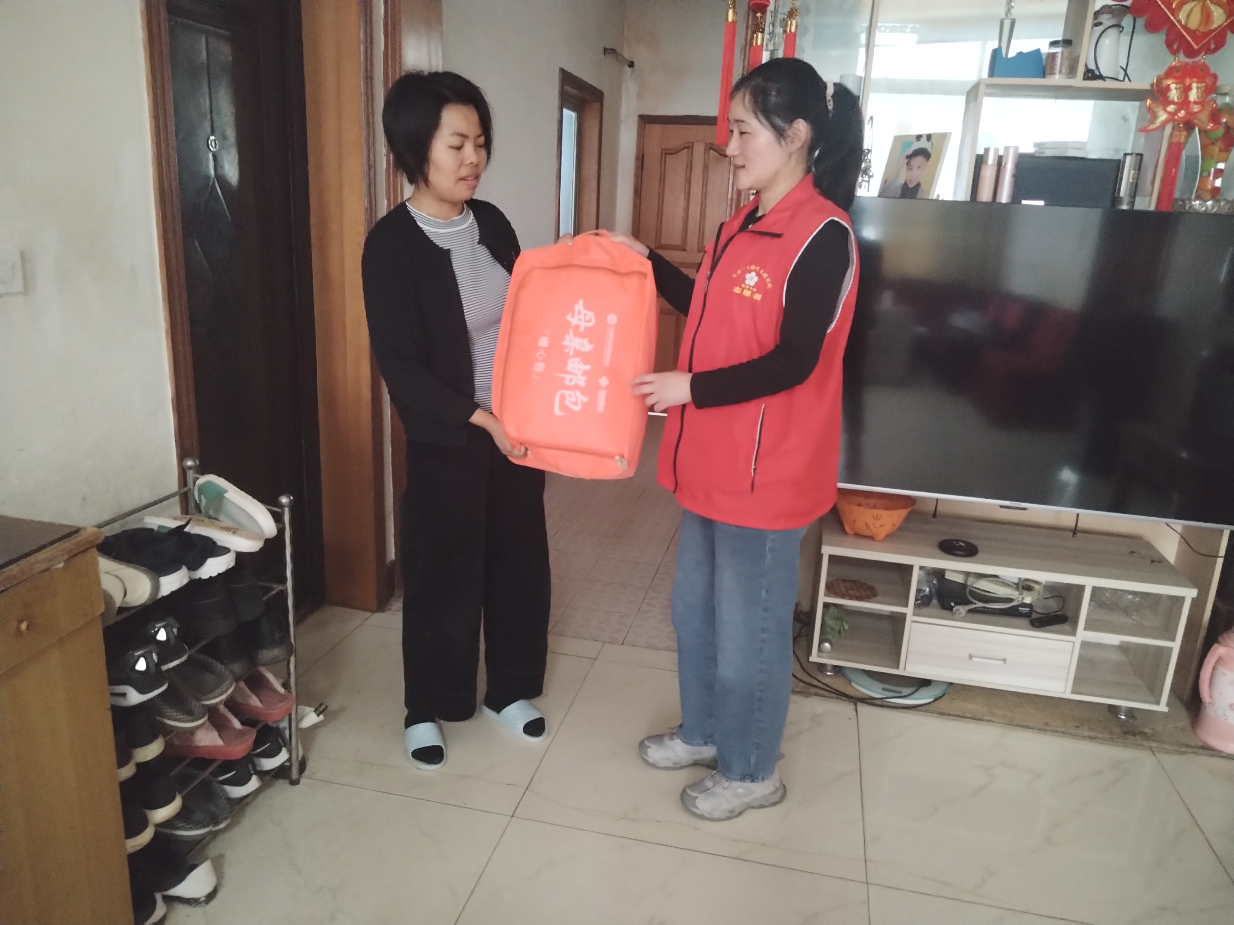 母亲邮包寄真情 巾帼关爱暖人心