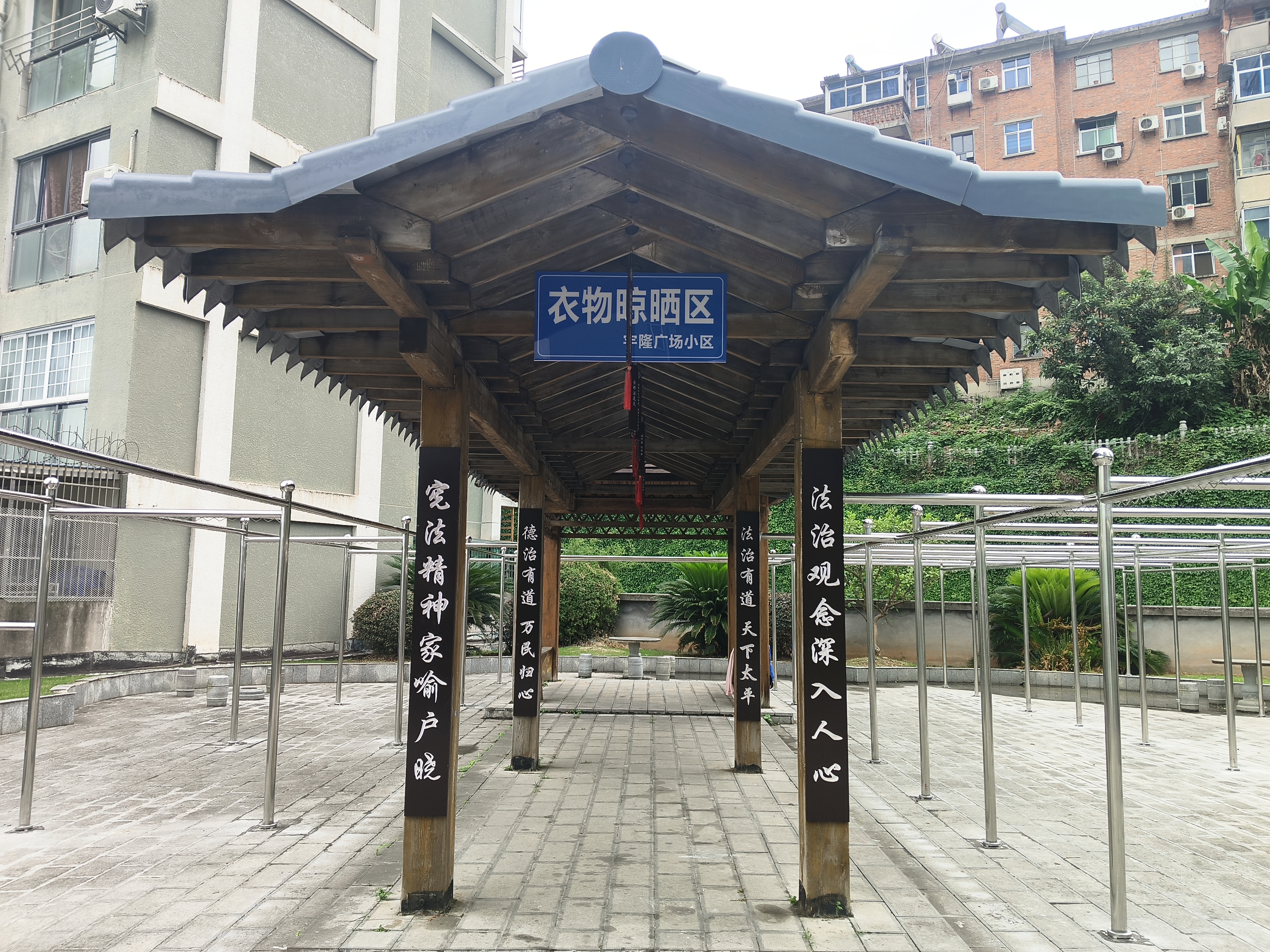 "说起小区里的衣物晾晒区,杨阿姨赞不绝口.