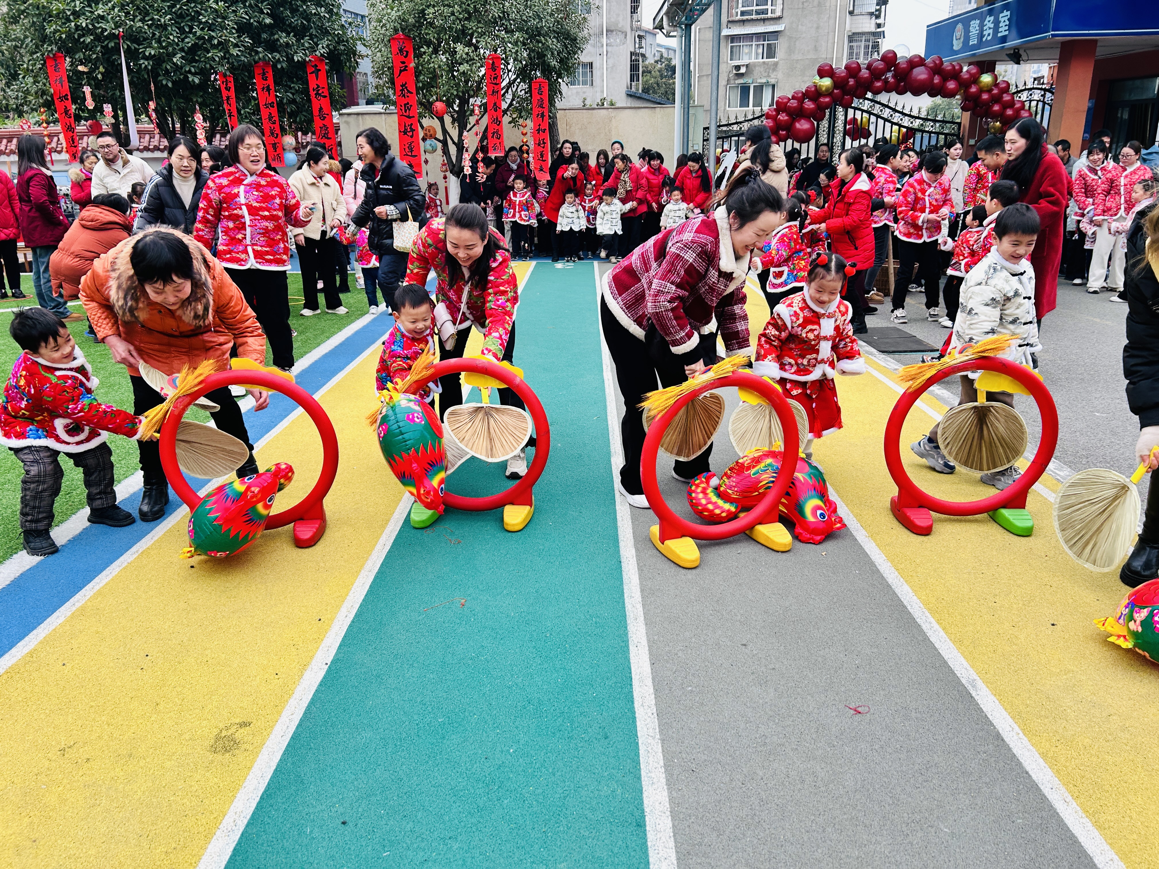 孩子们在活动中体验,也在体验中成长,感受了中国传统民间游戏的趣味和