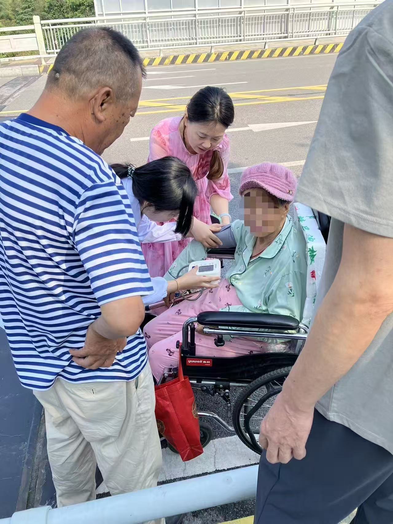 望江社区：医护及时救助摔倒高龄老人-三峡夷陵网-|-三峡夷陵新闻门户网站